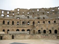 EｌDjemのコロッセウム（円形闘技場）
めっちゃ大きくて35000人観戦できるらしい（大阪ドーム並み・・・）
これより大きいのはローマとカプアにしかなく、保存状態ではエルジェムが一番とか。にしても3世紀の建物が、そのまま残ってるってローマの建築技術はすごい