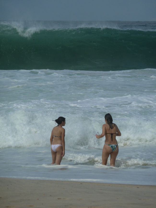 普段どの程度の波か知る由もないが<br />けっこう大きな波がきている