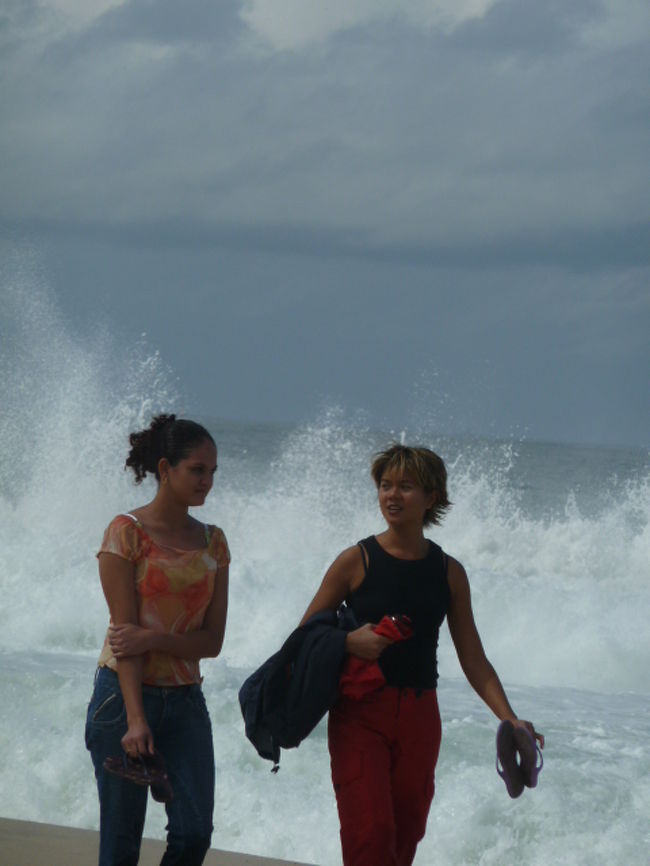 しぶきがかかるのもいとわない<br />地元の女性が<br />楽しそうに<br />おしゃべりしながら散歩