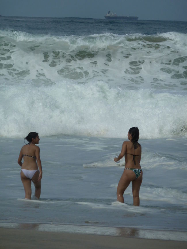 水平線に大型貨物船