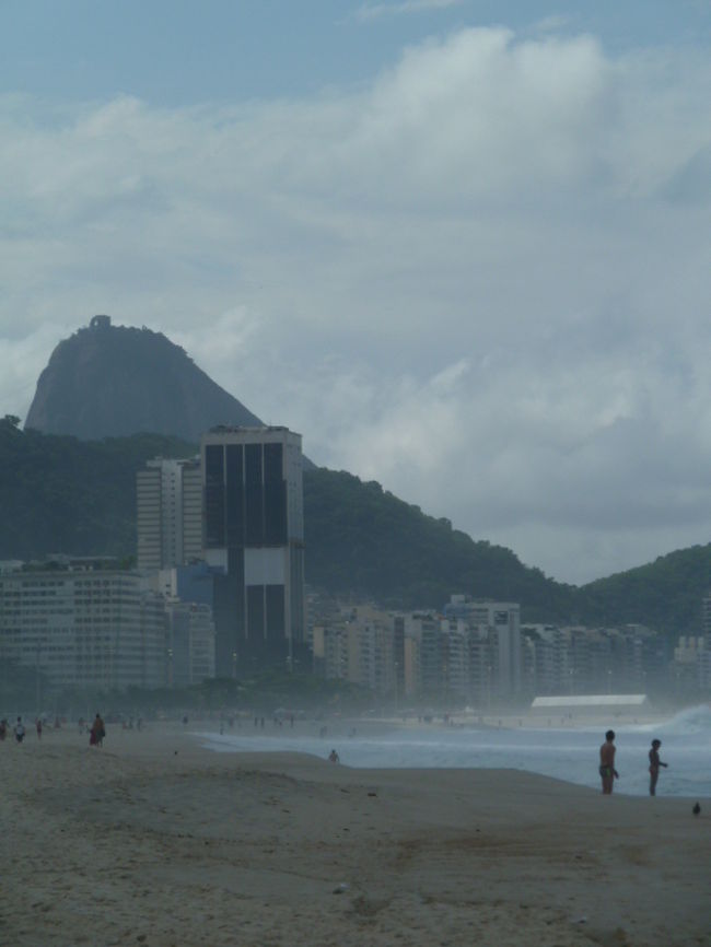 ホテルと山の間が<br />下町となっている。