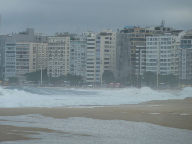 波に浮かぶホテル街