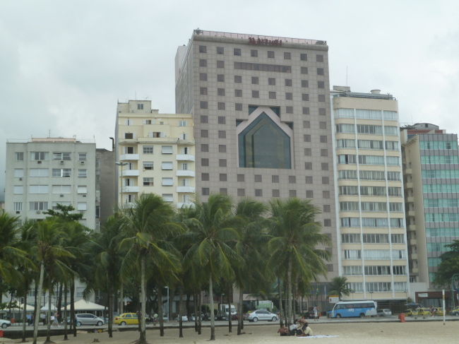 振り向くと<br />ホテル