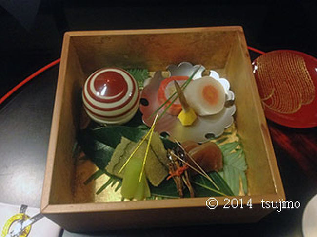 お節料理に見たてた八寸。 <br />松の内なので、ごまめ、黒豆、子持ち昆布にくわい等が入っていますけど･･･。 <br />我が家は、京お節の三種の神器「くわい、たたき牛蒡、丸大根」が入りますが･･･。 <br /><br />