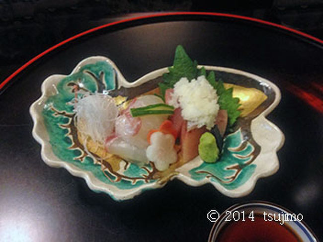 向付です。 <br />京・洛北に伝わる「松あげ」をイメージされています。 <br />写真は、器を横向けにしてしまいましたが、左を上にして見るそうです。 <br />