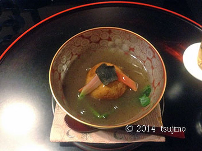 蓋物です。 <br />百合根万寿の上に乗っているのは、黒トリュフ。 <br />中には、フォアグラが入ってました。