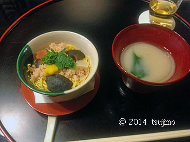 ご飯は、蒸し寿司です。 <br />止椀は、白味噌仕立ての正月の雑煮風です。 <br />もうちょっと、濃い方が好みやねぇ。 <br /><br />