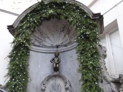 まずは、駅から歩いて約15分
小便小僧にご挨拶。
小さな銅像にたくさんの人だかりが出来ているのですぐわかります。