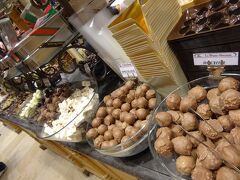 小便小僧を過ぎたあたりから、
右も左もチョコレート♪
量り売りのチョコレート屋さんがそこかしこにあります。
そしてどれも美味。
大体おいしくかんじる