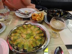 オイスターを食べたい！ということで、ガイドブックにものる有名なシェレオンへ。
さすが、日本人の扱いにも慣れているスタッフ達です。
何となく、指で指して注文して、出てきたオイスターはおいしかったです♪