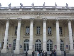 大劇場正面

フランスでもっとも美しいといわれるそうです。

コリント式の柱が１２本並び素晴らしい眺めです。