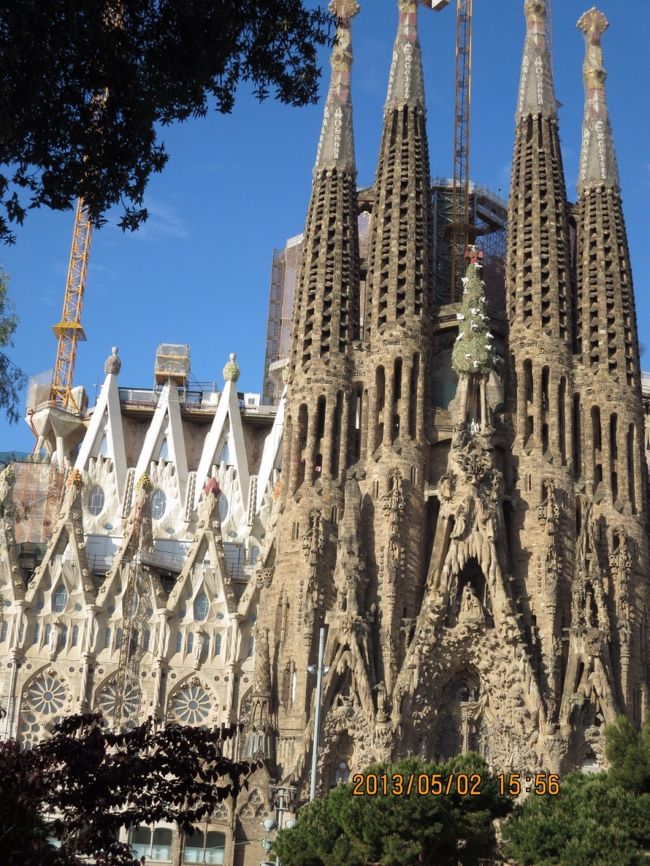 まずは、バルセロナの顔、サグラダ-ファミリアへ。<br />現在も建築中で、2026年完成ということですが、建築費は寄進に依拠するため、未定らしい。TVでガウデイの志をついだ弟子達が、PCの前で今後のデザンを検討している様子が放映されました。<br /> 欧州では、日本と違って100年計画で建築するのは、稀ではないようだ。