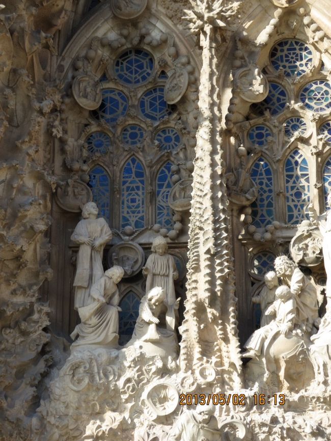 東口正面を見上げるとみえる彫刻群。<br />キリスト誕生の様子。