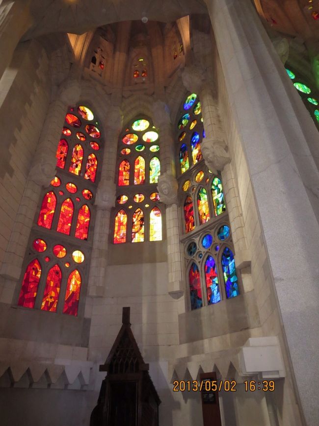 聖堂の内部。<br />ステンドグラス。