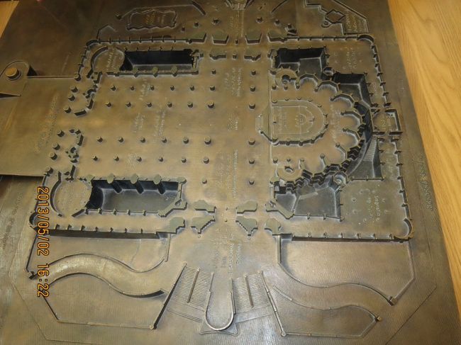 平面模型で、聖堂の特徴である身廊と側廊が確認できる。