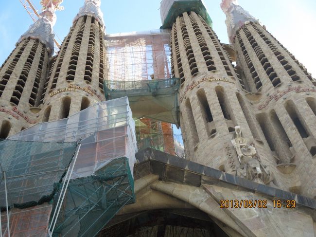 聖堂の西口。一部、建築中。