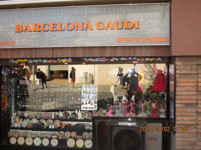 ガウデイのミニチュアを売るお店。