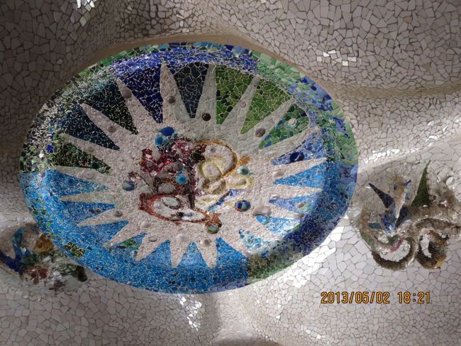列柱廊の天井のモザイク。