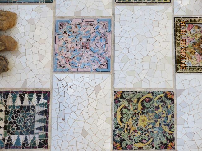 ベンチのモザイク。