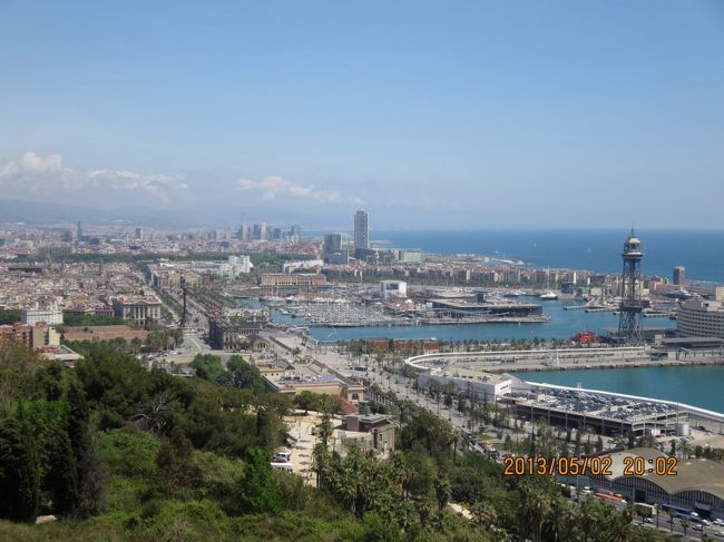 バルセロナ港、遠方にサグラダ-ファミリア。