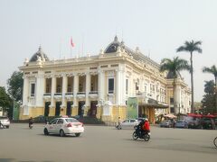公園側から撮ったオペラハウス。美しいコロニアル様式です。