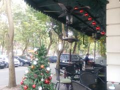 ぶらぶらとホアンキエム湖方面に歩いていると、こじゃれたオープンカフェが。なにやらベトナムとは違う洗練された雰囲気…
ここはいったい…？