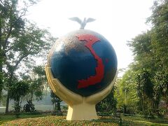 ホアンキエム湖の中央あたりに、地球のモニュメントを発見。ベトナムが赤く表示されています。とてもデカイ国になっています。
ガイドさんも苦笑。