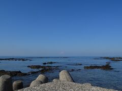 荒崎海岸

自宅から４５分くらいでこの海岸。（現在１０：４５）
真っ青な海と空。
相模湾の向こうはるかに富士山がうっすらと見える。
大きくして見て下さい。