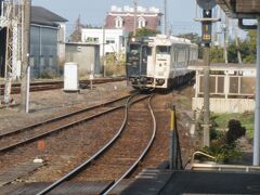 指宿より「指宿のたまて箱」にて鹿児島中央まで移動

白黒２色のボディが特徴的
（車内はもっと特徴的）
