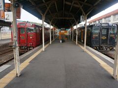 吉松駅で乗り換え

赤い列車は「いさぶろう・しんぺい」
