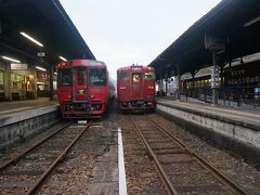 人吉駅到着。

左に見えるのが「九州横断特急」
次に乗るのがコレ

ひとまず人吉で宿泊