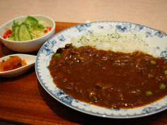 弘前駅前へ戻り、昼食とした。駅前に店が無いのは知っているので、少し離れてみると、ラーメン屋と喫茶店があった。少し迷ったが、カレーの文字に惹かれて喫茶店へと入る。そｓｈて、ビーフカレーのセットを注文。朝が少なかったので、これはちょうど良かった。付いていた、食後の紅茶も美味しかった。