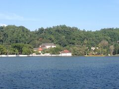 「シギリヤ、ダンブッラ、ポロンナルワ（スリランカ旅行その１）」（http://4travel.jp/travelogue/10853179）からの続き

キャンディ湖の周囲を散策