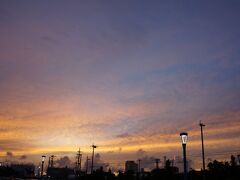 ◆旅行1日目（石垣島）
新石垣空港に着いたのは18時過ぎ。

空港が市街地から遠くなり、バスで港まで行くのにけっこうかかります。

着いた頃には夕暮れです。
