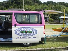 ◆旅行2日目（西表島）
今日は朝から西表島に移動です。

港からはツアーの車に乗り、

白浜まで移動。