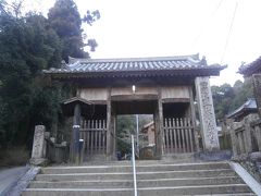 今日の出発は川島になります。
川島から４．５キロほど歩き、１１番札所の藤井寺の山門になります。

