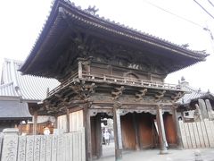 １．８キロ先に１６番札所の観音寺があります。
山門はとても迫力がありして、存在感があります。