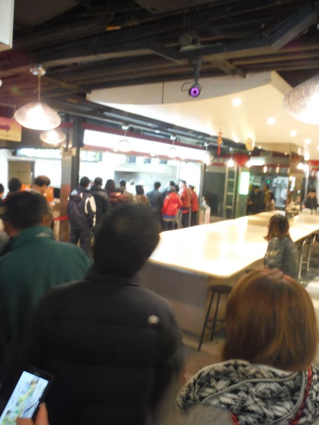 以前は、この時間ならここまで混雑していなかったんだけどなぁ・・・<br /><br />注文まで３０分くらい並んだかな〜。