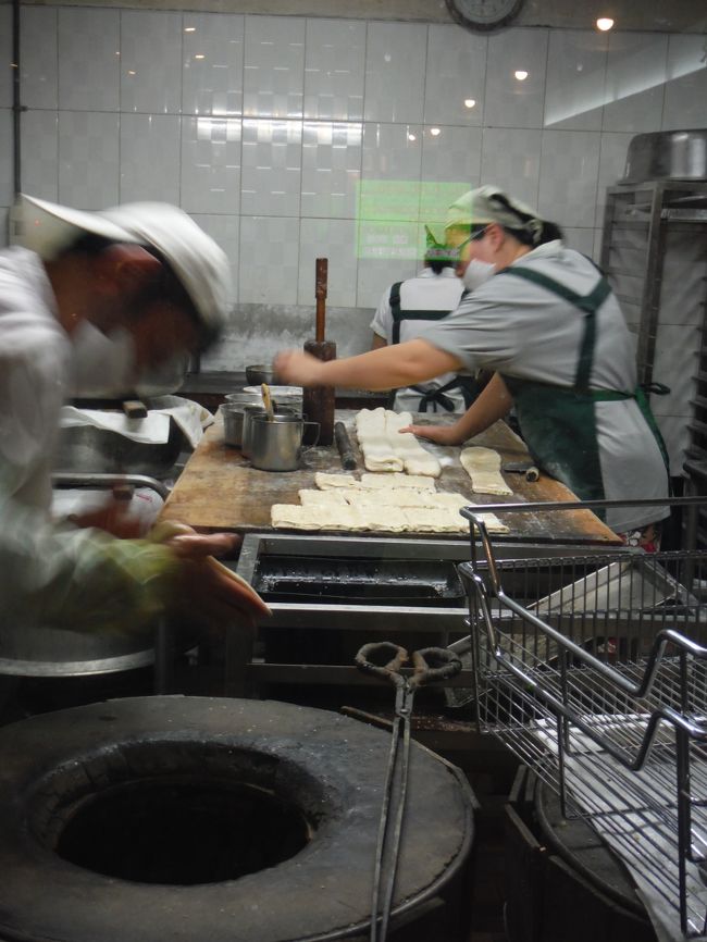 職人さんが頑張って厚餅を焼いています☆<br /><br />くぅ〜、早く食べたい！！
