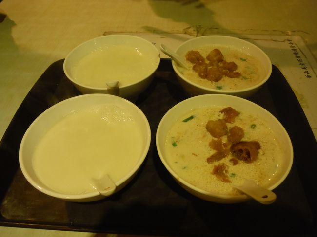 キター☆<br /><br />左側は熱豆漿（温かい甘い豆乳）<br />右側は鹹豆漿（しょっぱい豆乳）<br /><br />どっちも美味しいんだけど、両親は鹹豆漿の方が特に気に入ったみたい☆