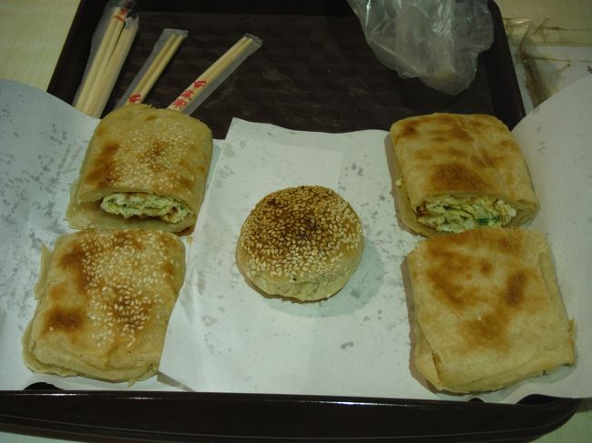 厚餅夾蛋（パンに卵焼きをはさんだもの）を２個。<br />半分にカットしてもらいました☆<br /><br />真ん中のは蔥花鹹餅です。<br />中に甘いネギがたっぷり入ってます☆