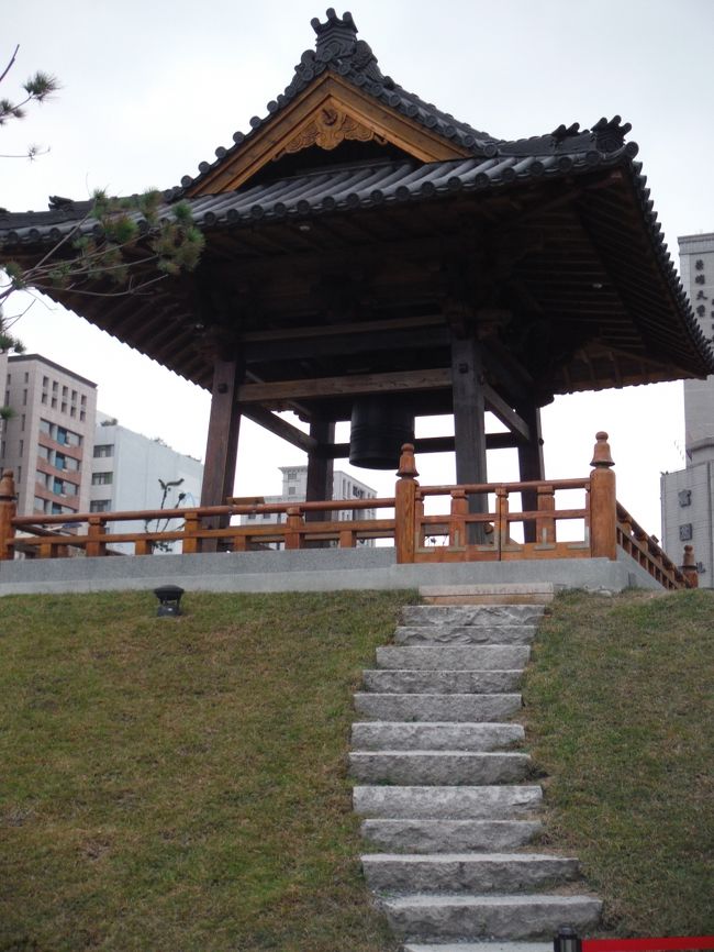 阜杭豆漿での食事を終え、僕たち４人は２４時間営業のカルフールに向かいました。<br /><br />途中、釣り鐘を発見！