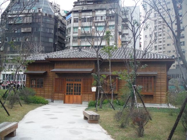 台北の建物に囲まれてひっそりと佇む日本家屋。<br /><br />この建物は輪番所☆<br />お寺の住職の宿舎だったそうです。