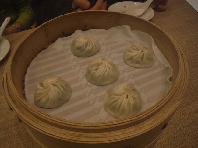 トリュフ小龍包も初体験☆<br /><br />お茶で口の中をさっぱりさせてから、何も付けずにそのまま食べます。<br />味にうるさい父は、このトリュフ小龍包が一番美味しかったって☆