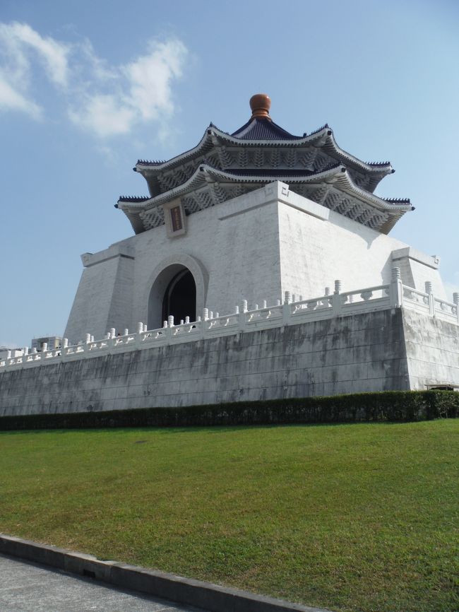鼎泰豊で食事をした後、中正紀念堂へ向かいました。<br /><br />そう言えば、１日目・２日目とホント天気が良かったなぁ☆
