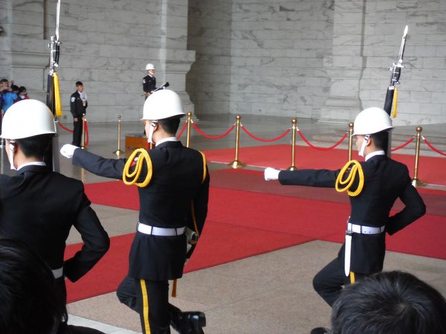 丁度、衛兵交代式が始まるところでした☆