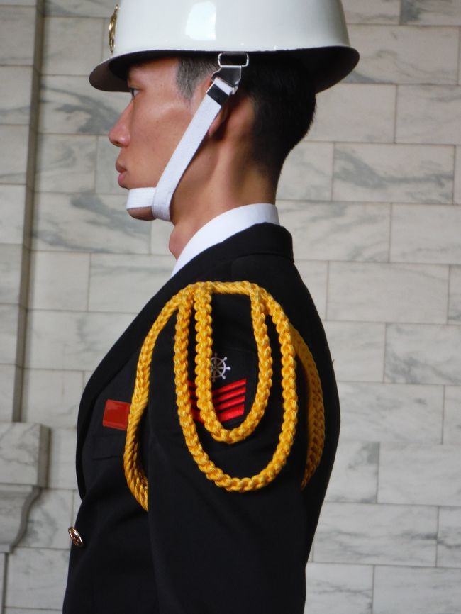 肩に舵のエンブレムがありましたので、この日は海軍の担当ですね。