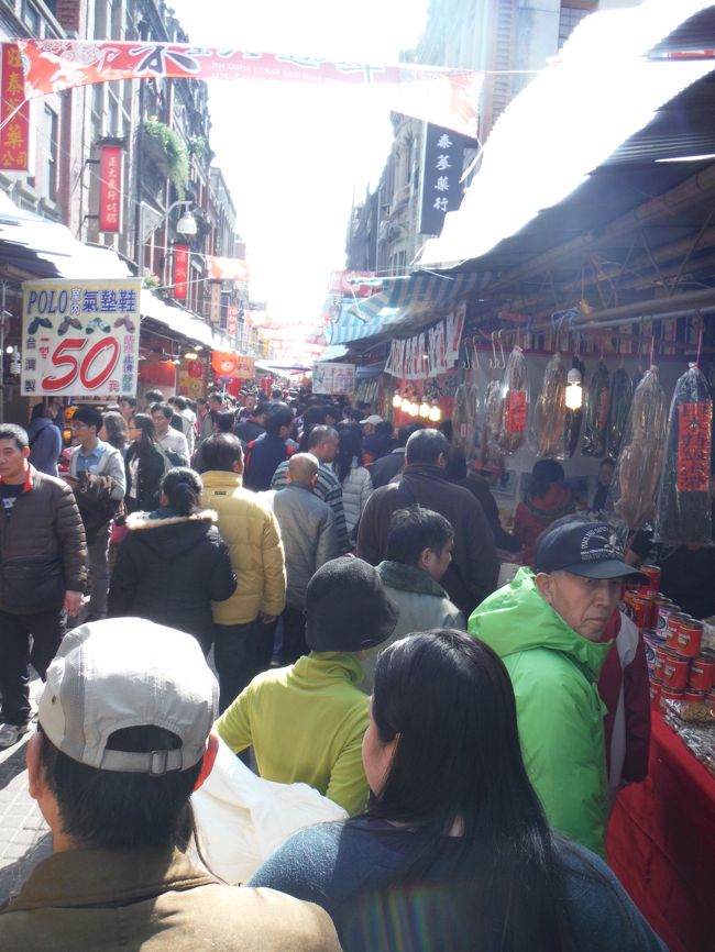旧正月前の迪化街はさすがにスゴい活気でした！<br /><br />両親よ、はぐれるなよ！
