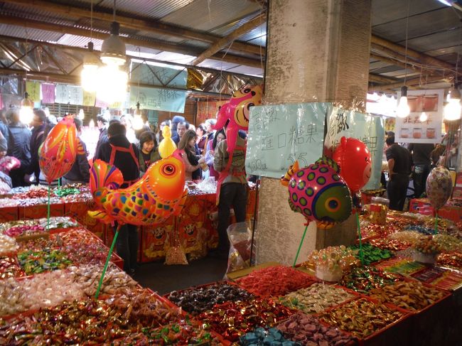色とりどりのお菓子や乾物など・・・