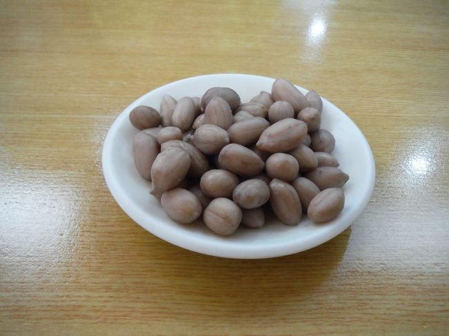 牛肉麺が出てくるまで、おつまみなど・・・。<br /><br />これはピーナッツを炊き上げたもの。<br />ピーナッツがふっくらしてて美味しかったぁ〜(^-^)